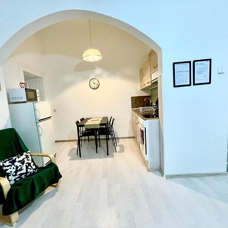 White Apartment Near The Famous New York Cafe Boedapest Buitenkant foto