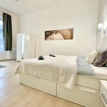 White Apartment Near The Famous New York Cafe Boedapest Buitenkant foto