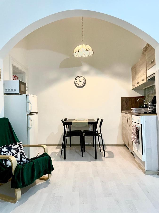 White Apartment Near The Famous New York Cafe Boedapest Buitenkant foto
