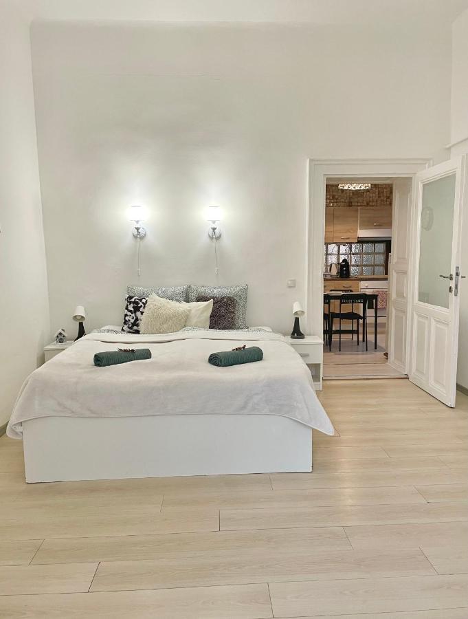 White Apartment Near The Famous New York Cafe Boedapest Buitenkant foto