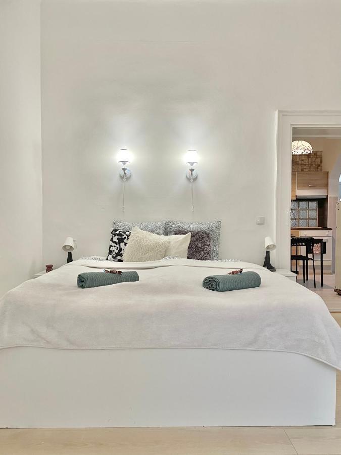 White Apartment Near The Famous New York Cafe Boedapest Buitenkant foto